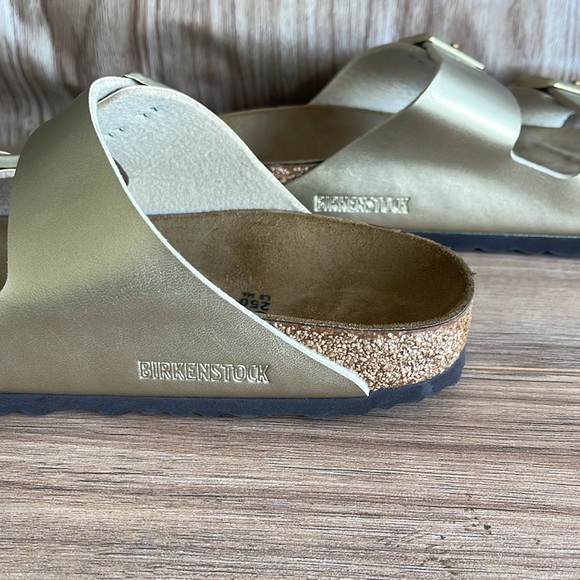 NEW Birkenstock Arizona Big Buckle slide sandals in a gold metallic - Picture 5 of 9